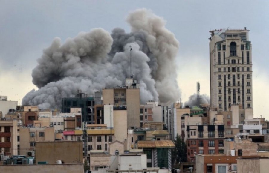 Lufta hyn në javën e tretë, SHBA-ja godet infrastrukturën e naftës në Iran