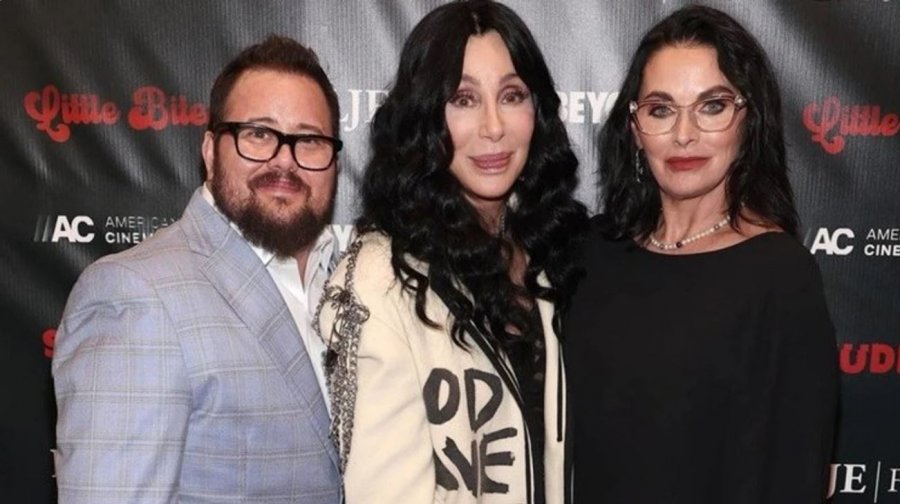 Djali transgjinor i këngëtares Cher martohet me partneren e tij Shara Blue Mathes