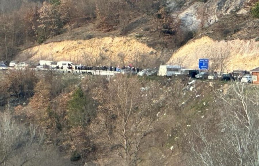Numër i vogël serbësh protestojnë afër Jarinjës, mbyllet qarkullimi