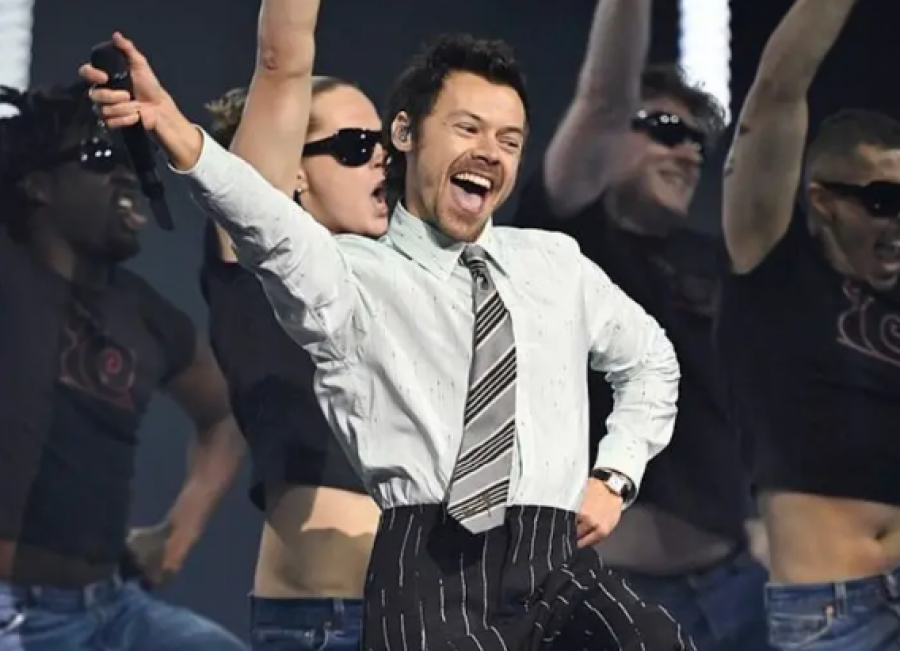 Harry Styles dominon listat me albumin e ri “Kiss All The Time”