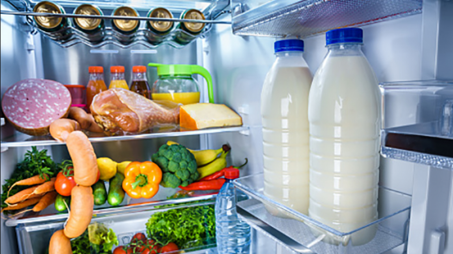 Qumështi asnjëherë nuk duhet të mbahet në derën e frigoriferit