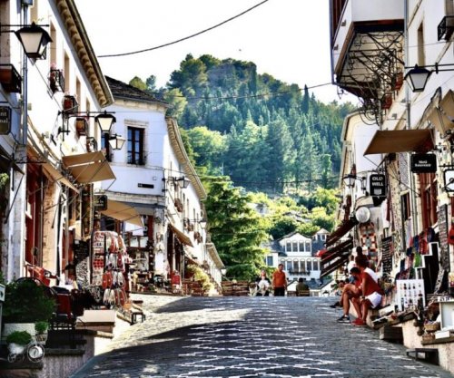 Ditët me diell sjellin atmosferë unike për turistët në Gjirokastër