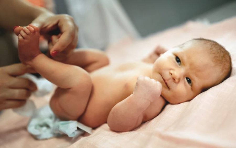 Konstipacioni te bebet: Simptomat dhe mënyrat e trajtimit