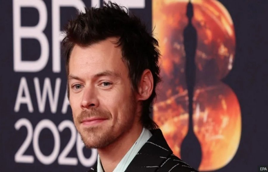  Harry Styles thyen rekordin e tij, ngjitet në krye të listave në Britani