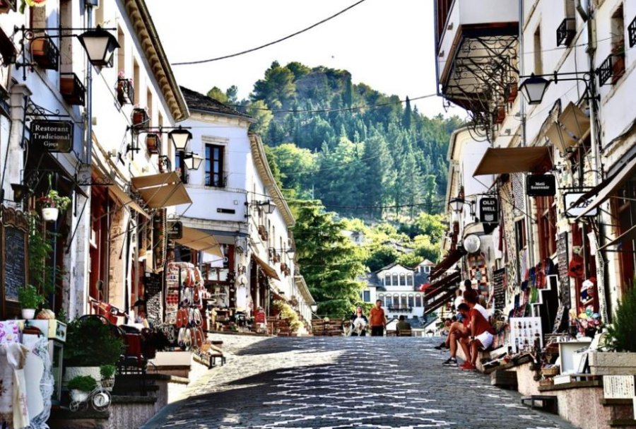 Ditët me diell sjellin atmosferë unike për turistët në Gjirokastër