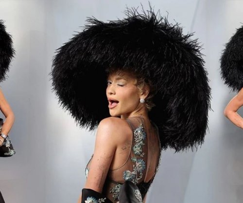 Rita Ora tërheq vëmendjen në festën e Oscars me kapelën gjigante me pupla