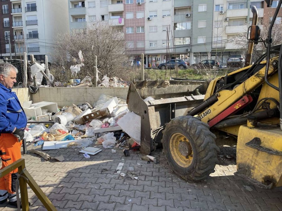 Largohen mbeturinat vëllimore dhe inerte nga kryeqyteti, kërkohet nga qytetarët t’i hedhin në vendin e caktuar