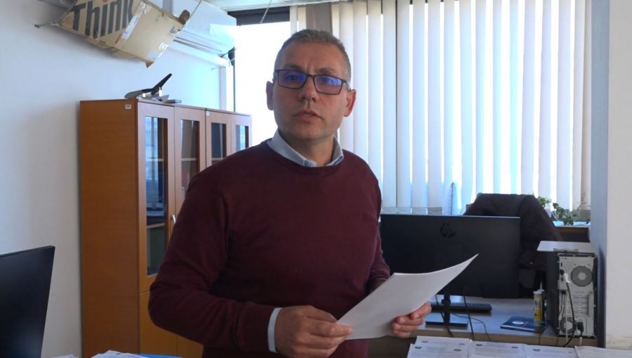 Inspektori i Autoritetit të Konkurrencës nis protestë në zyrë, pretendon diskriminim dhe shkelje të të drejtave