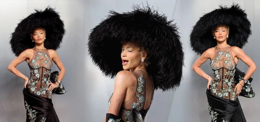 Rita Ora tërheq vëmendjen në festën e Oscars me kapelën gjigante me pupla
