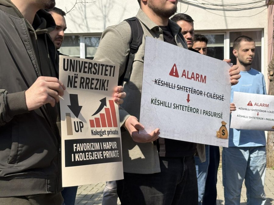 “Universiteti në rrezik”, studentët e Stomatologjisë me aksion para Agjencisë së Kosovës për Akreditim