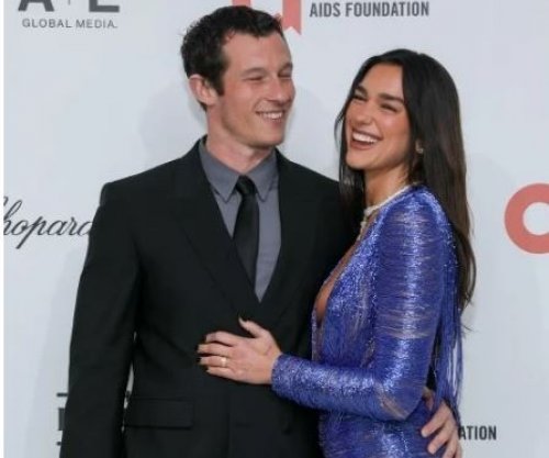 Dua Lipa shkëlqen në festën e Elton John AIDS Foundation me një fustan vjollcë plot shkëlqim nga Gucci