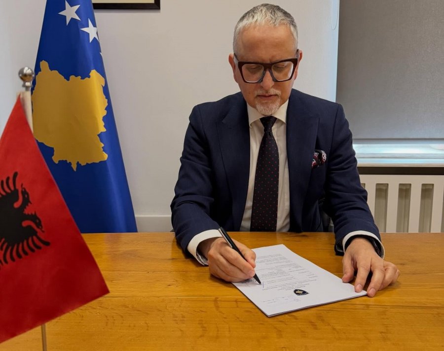 Nënshkruhet kontrata për vazhdimin e punimeve në Spitalin e Ferizajt