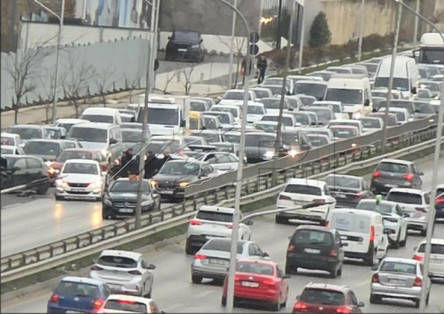 Aksident mes disa veturave në Veternik, kolona të gjata në hyrje të Prishtinës