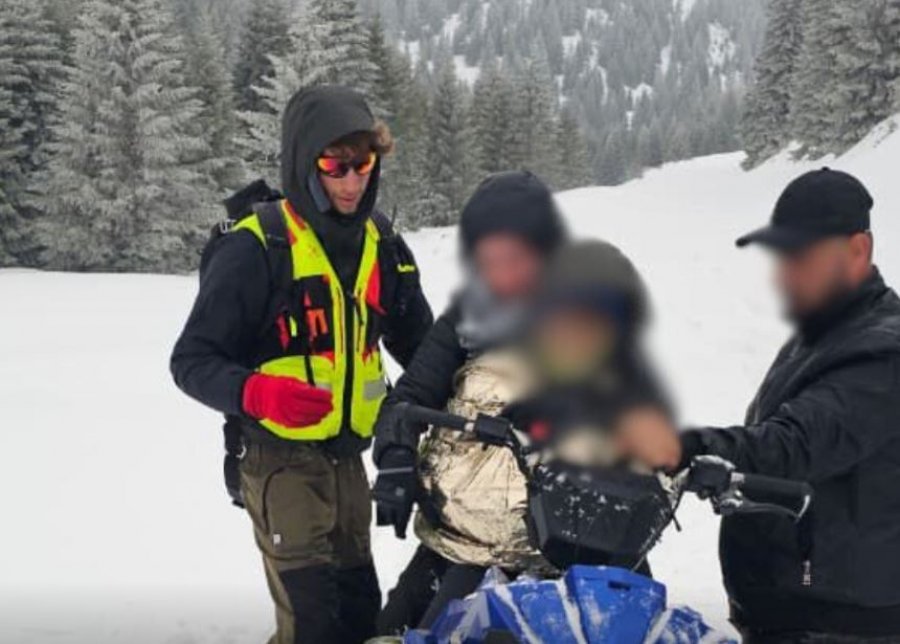 Shpëtohet familja me tre fëmijë e bllokuar nga bora në rrugën Kullë–Rozhajë