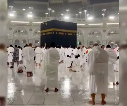 Në ditën e fundit të Ramazanit, mijëra myslimanë luten në Qabe nën shi