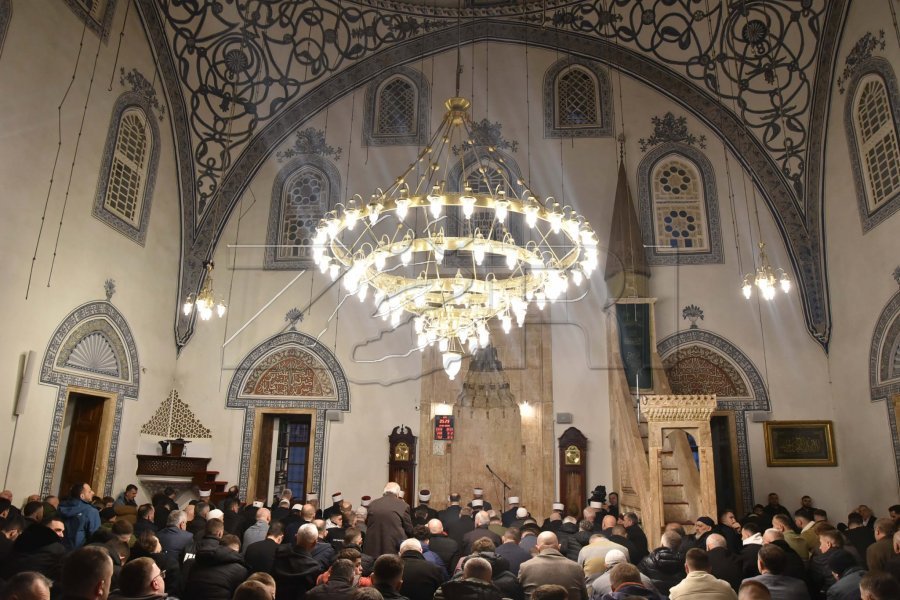 Lladrovci uron Bajramin: Paqe, shëndet, harmoni dhe begati në familjet tuaja