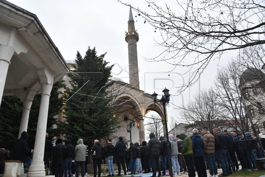Falet namazi i Fitër Bajramit në Xhaminë e Madhe në Prishtinë