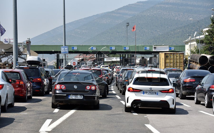 Fluks i madh në Morinë, mbi 11 mijë qytetarë të Kosovës hyjnë në Shqipëri brenda pak orësh