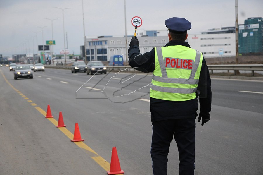 Policia ndalon garat ilegale në autostradë, sekuestron katër vetura