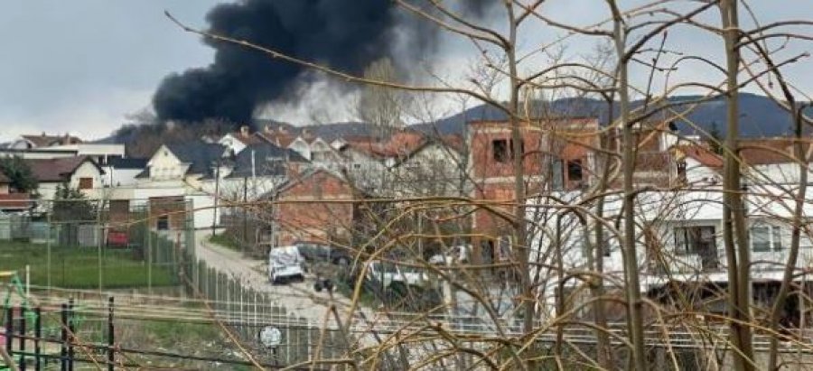Zjarri përfshin goma dhe mbeturina pranë banesave në Hajvali
