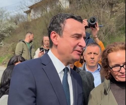 Kurti në veri, viziton shtëpunë e veprmitarit Latif Berisha që u vra nga forcat serbe 27 vite më parë