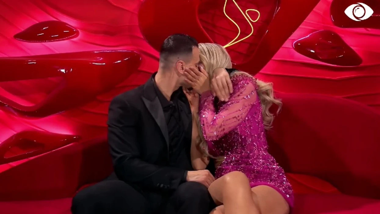 Më në fund puthen Brikena dhe Mateo, çifti shkëmben puthjen e parë në transmetim direkt