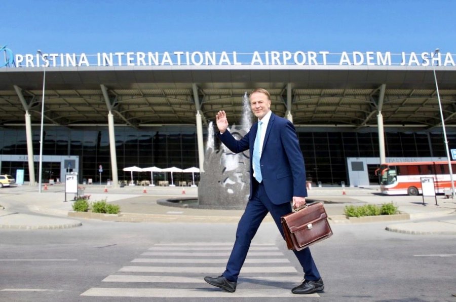 “Gjithë të mirat Kosovë!” - ambasadori i BE-së publikon fotografi nga aeroporti, pasi përfundoi mandatin