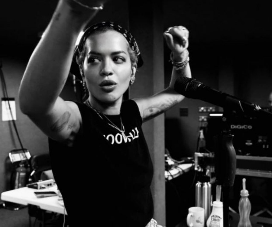 Rita Ora paralajmëron verën me muzikë të re dhe performanca të papritura