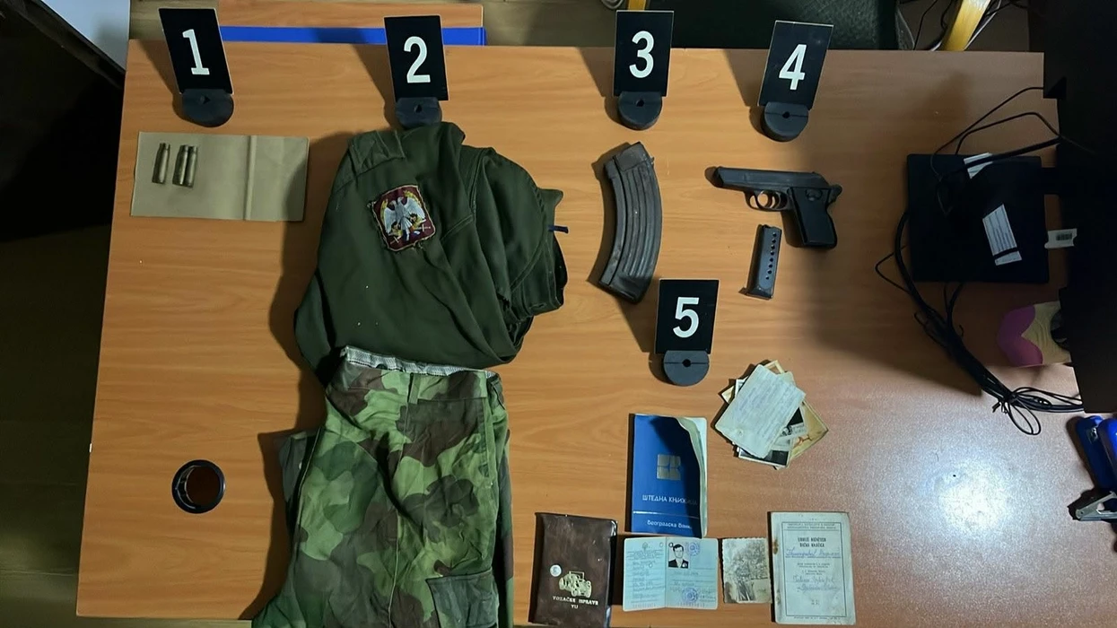 Armë dhe pajisje ushtarake gjenden në një shtëpi të pabanuar në Zubin Potok [foto]