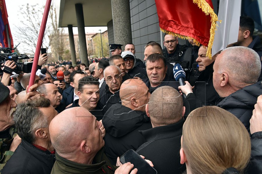 Veteranët tentojnë të hyjnë me forcë në hyrje të Kuvendit