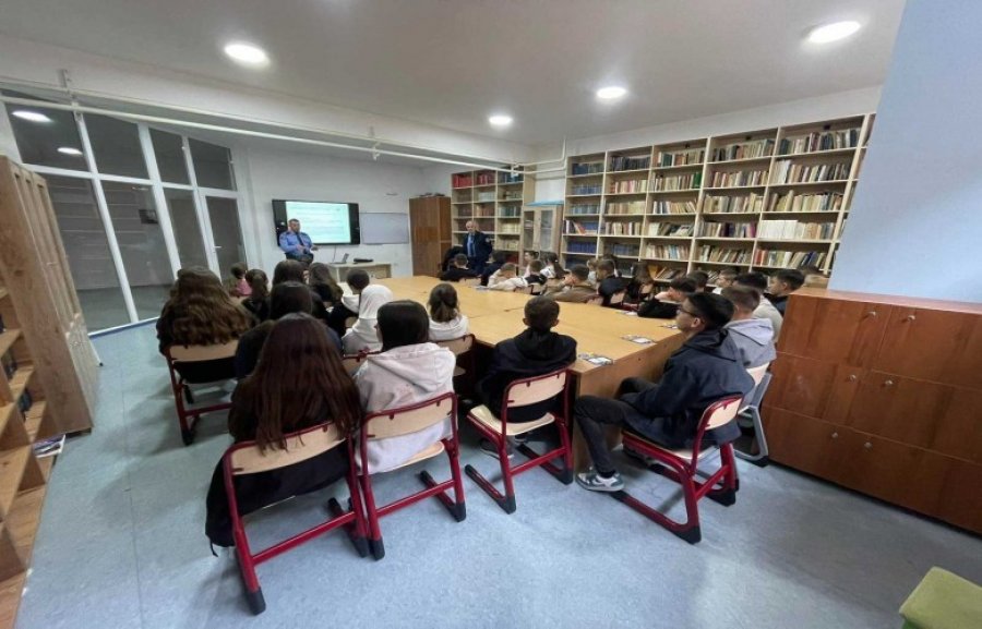 Policia në Prizren vetëdijeson nxënësit për rreziqet online