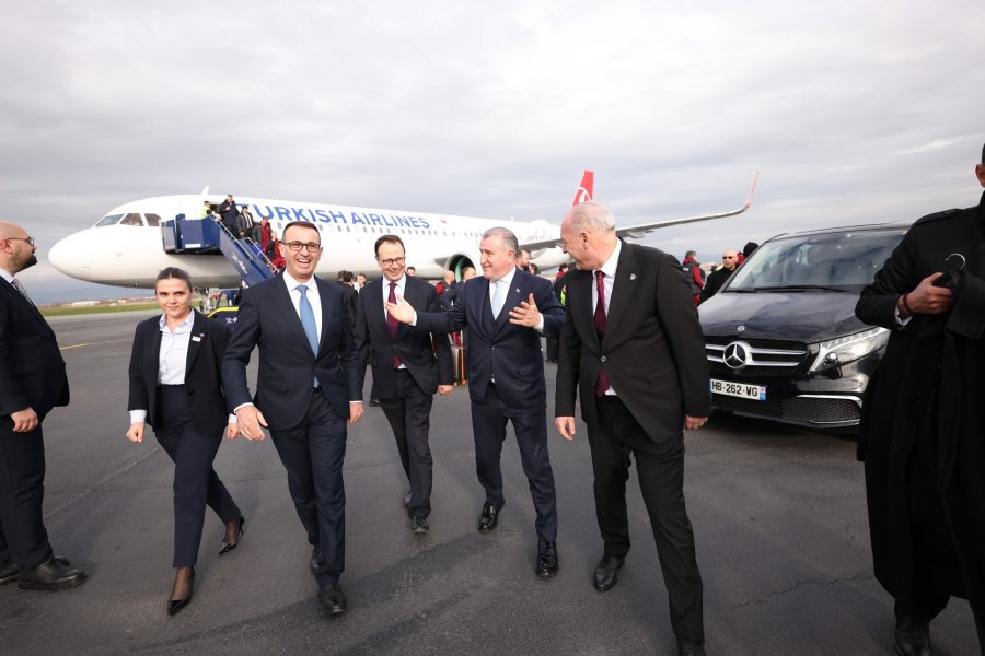 Ministri turk i Sportit vjen në Kosovë, pritet zyrtarisht