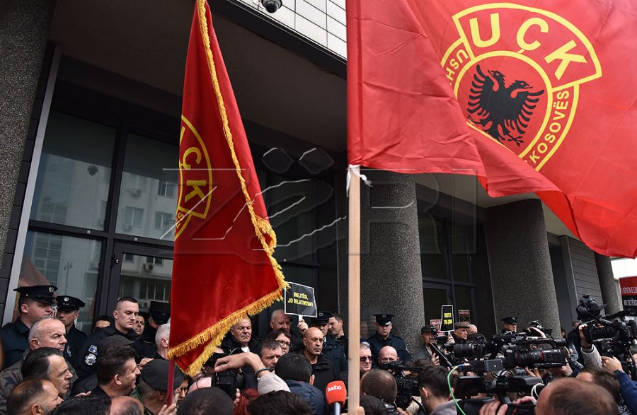 Dërguti në protestën kundër ekspozitës së Shkëlzen Gashit: Shtrembërim i qëllimshëm i historisë së luftës