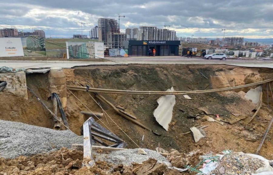 Rikthehet furnizimi me rrymë për banorët në zonën ku u shemb rruga “Don Shtjefën Kurti”