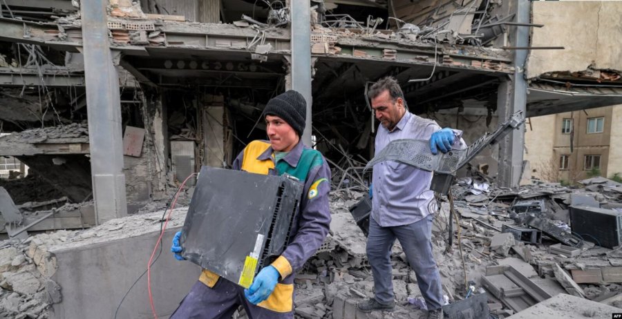 Trumpi thotë se e do naftën e Iranit, insiston që bisedimet për paqe po shkojnë mirë