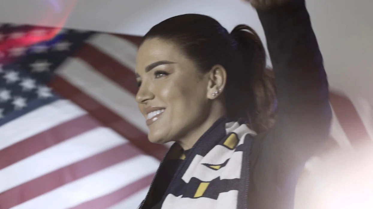 “Në Amerikë po shkojmë”, Edona Llalloshi i kushton këngë Kosovës në ditën e ndeshjes historike