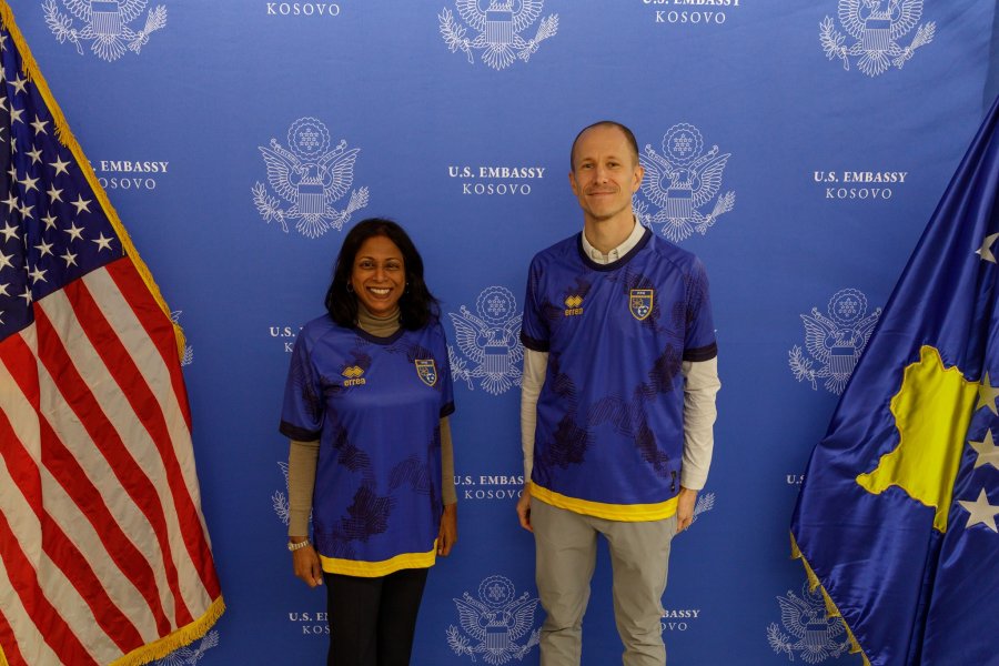 Ambasada e SHBA-së vishet me ngjyrat e Kosovës: Luani fort dhe bëjeni Kosovën krenare