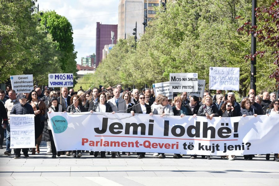 “Jemi lodhë, Parlament – Qeveri të kujt jeni?”, nis protesta e punëtorëve të sektorit privat