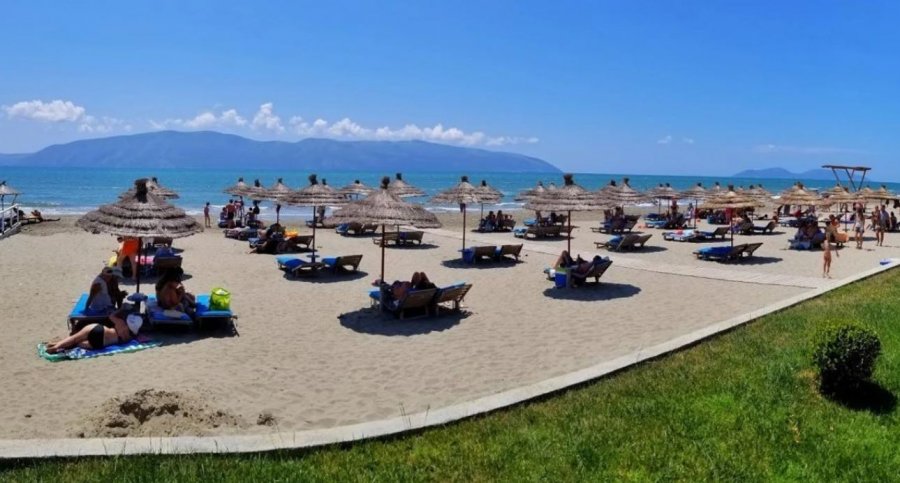 Kryetarja e Vlorës: S’ka më shezlongë 20 euro për turistë, maksimumi 7 euro