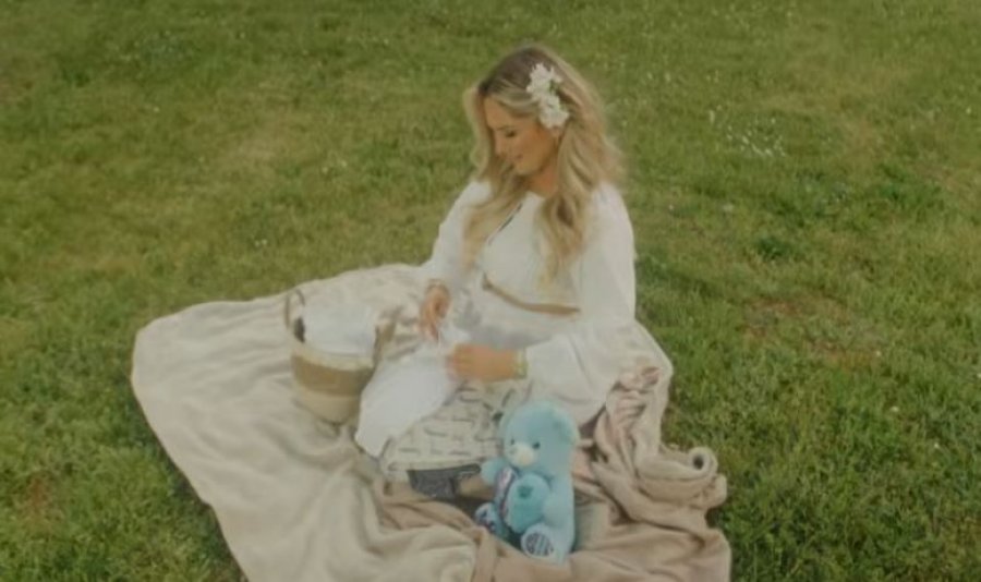  Engjëllusha konfirmon gjininë e bebit në videoklipin e projektit më të ri?