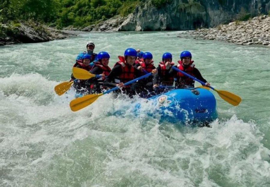 Lumi Vjosa, rritet interesi për rafting gjatë sezonit pranveror
