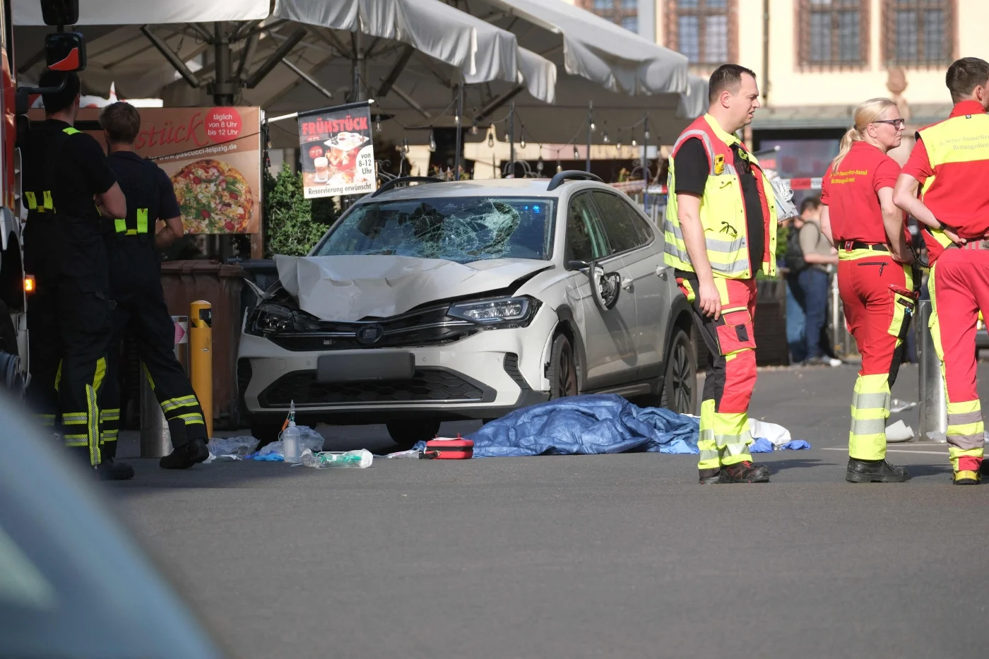 Makina përplaset me turmën, dy të vdekur në Leipzig