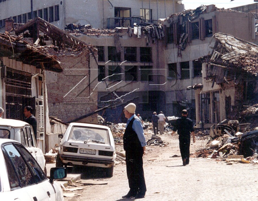 Merren shembull Kosova dhe bombardimet e NATO-s mbi Serbi, ligji i fuqive të luftës i SHBA-së në qendër të vëmendjes globale