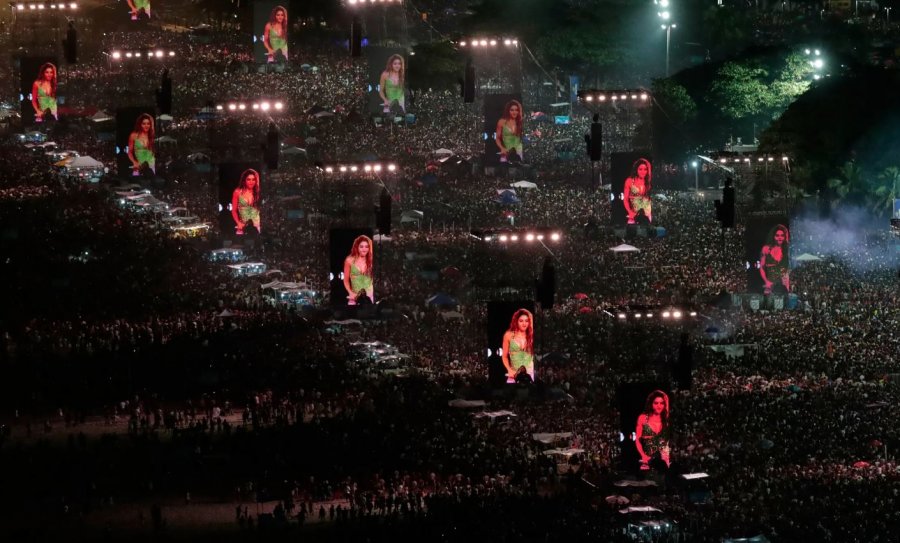 Shakira thyen rekord në Copacabana, mbi dy milionë persona në koncertin falas në Brazil