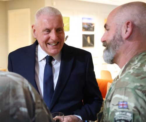 Ministri britanik i mbrojtjes vjen në Kosovë, takohet me komandantin e KFOR-it