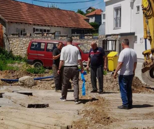 Aksion “në terren” në Fushë-Kosovë, pastrohen pusetat, mirëmbahen varrezat - shtrihet ujësjellësi në Harilaq