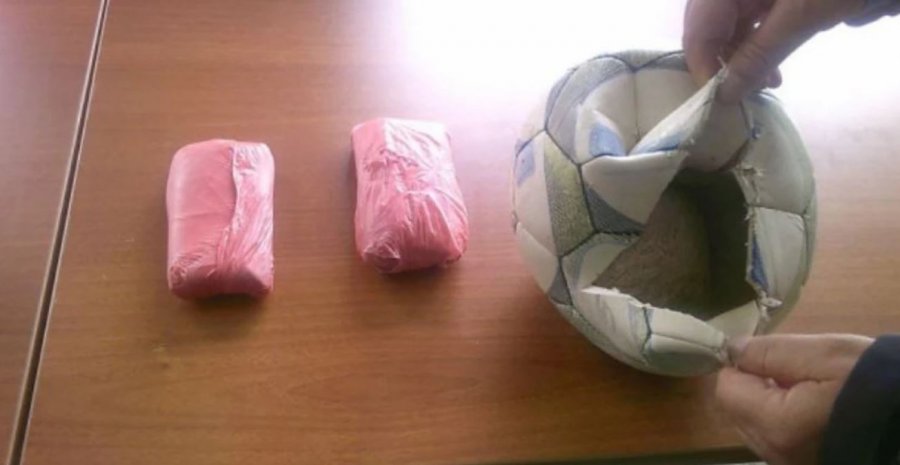 I kishin fshehur në topat e futbollit, të burgosurve iu kapen telefonat ilegalë