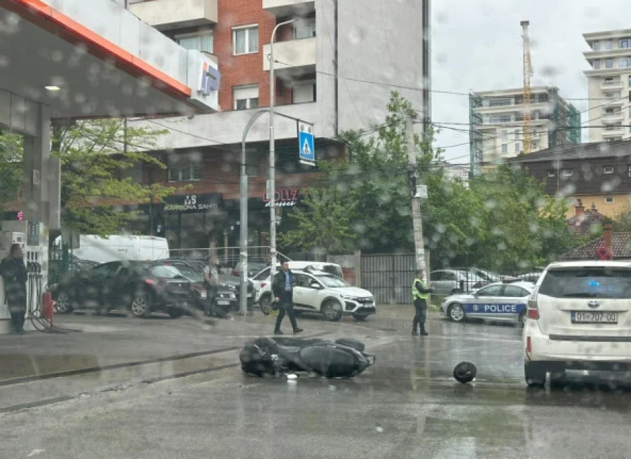 Aksident mes një motoçiklete dhe një veture në Prishtinë, lëndohet një person