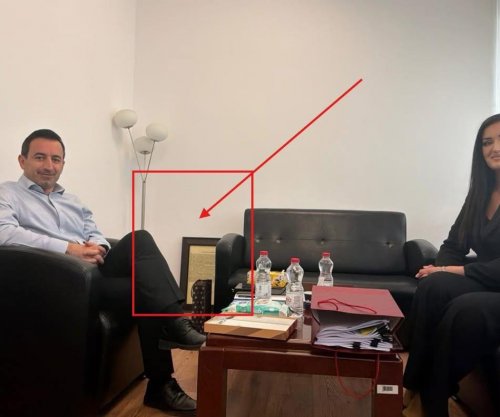 OVL UÇK-ja reagon ndaj fotografisë së Dimal Bashës: Përdhosi Deklaratën e Pavarësisë