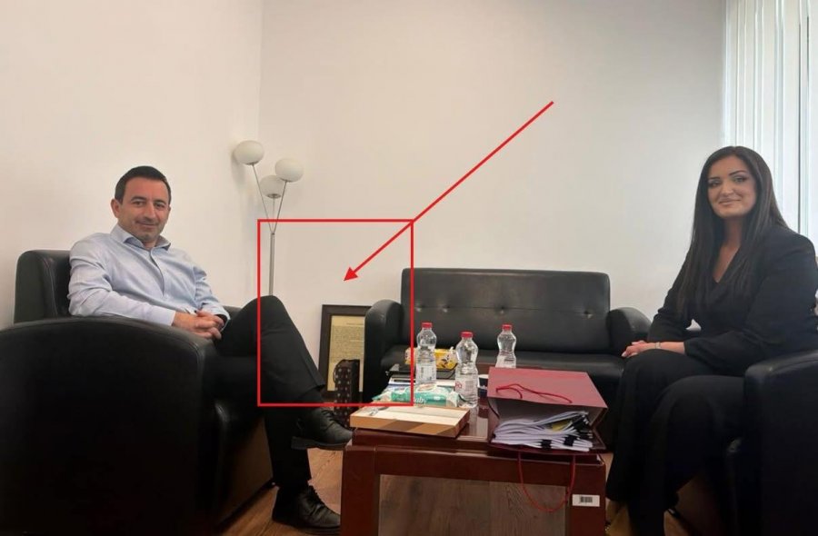 OVL UÇK-ja reagon ndaj fotografisë së Dimal Bashës: Përdhosi Deklaratën e Pavarësisë